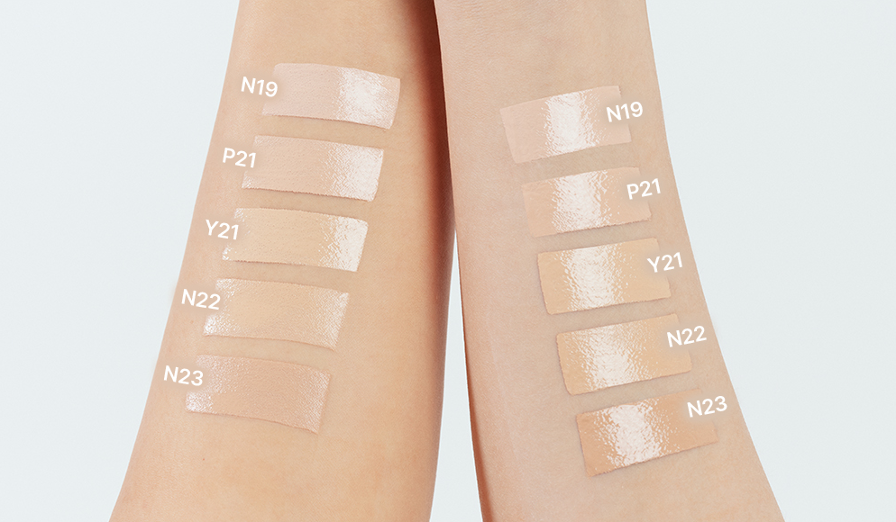 MUZIGAE MANSION Sleek Water Cushion compact with glossy finish and puff